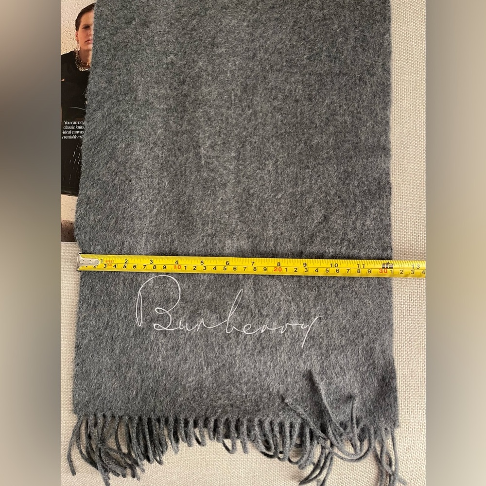 Burberry Solid Cursive Logo 100% Cashmere Scarf In Medium Gray Size 12”x 74” - Picture 4 of 9